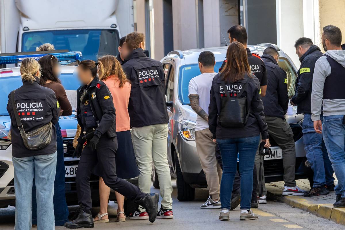 Escorcolls en una casa per tràfic de drogues a Sabadell - Juanma Peláez Escorcolls en una casa per tràfic de drogues a Sabadell