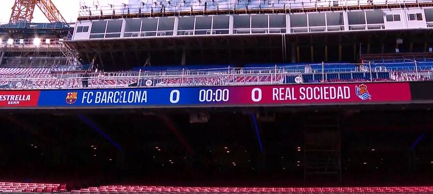 Un marcador del Camp Nou amb els escuts del Barça i la Reial Societat