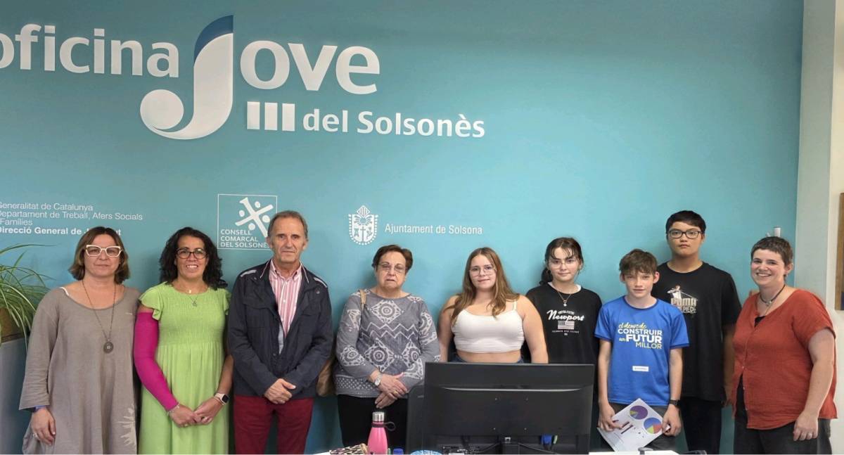 Representants del Consell d’adolescents i personal tècnic amb l’associació Fènix - 