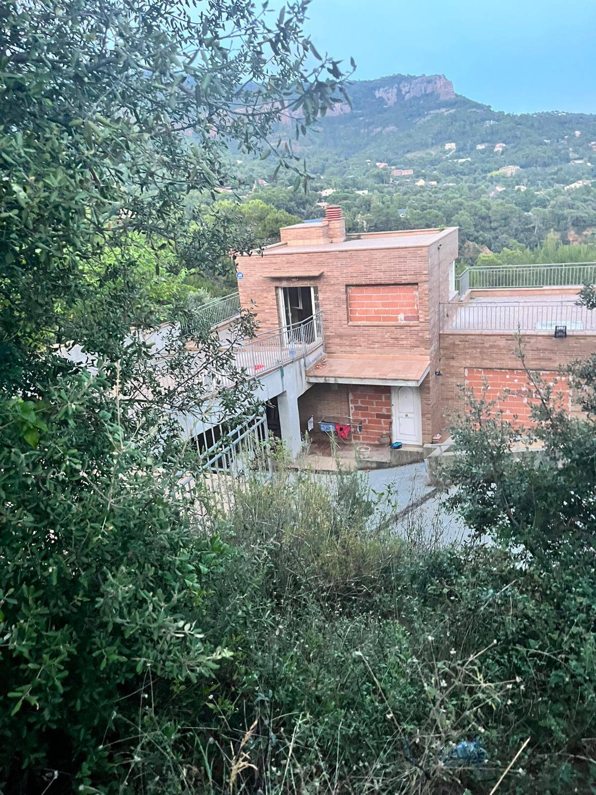 Alarma veïnal per l'ocupació d’una casa als Rourets a Matadepera