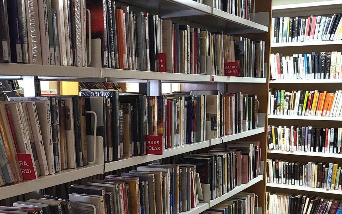 Prestatges de llibres a la biblioteca del Casino - AjM