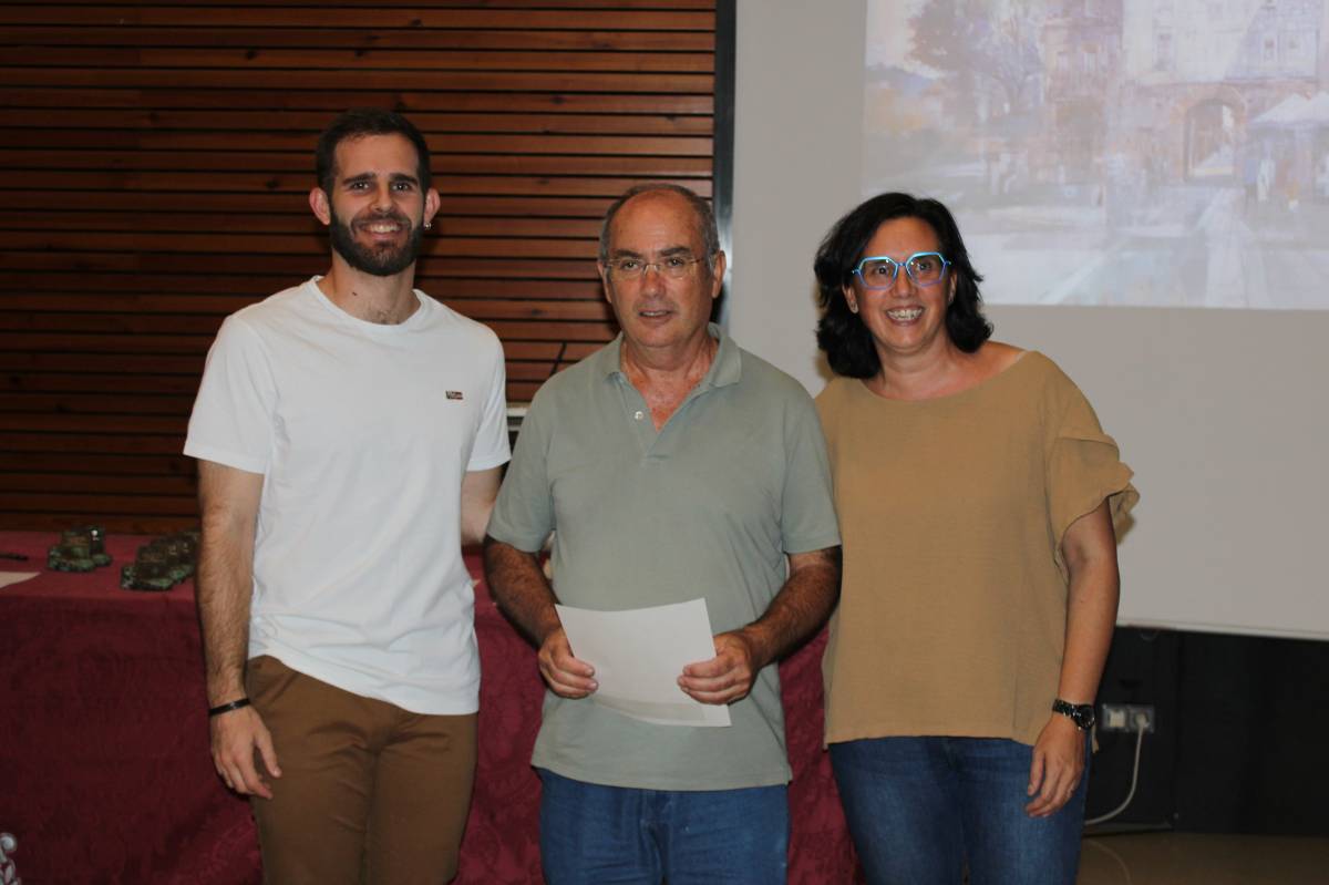 Julio García recollint el premi - Ramon Estany 