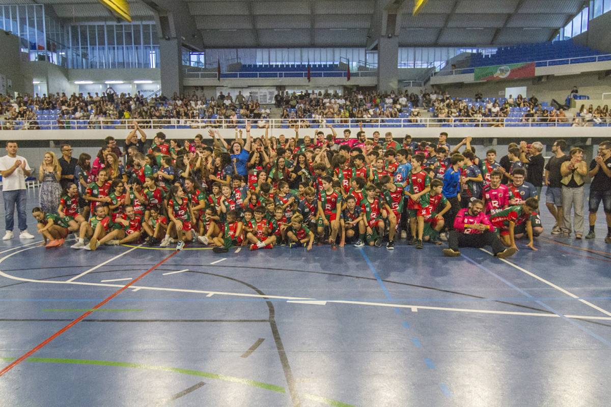 Foto de família de l'Handbol Berga per la temporada 2025-26 - Jaume Soler