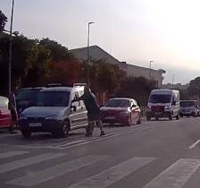 VÍDEO | Una discussió a la carretera acaba amb puntades de peu contra un vehicle i es viralitza a les xarxes