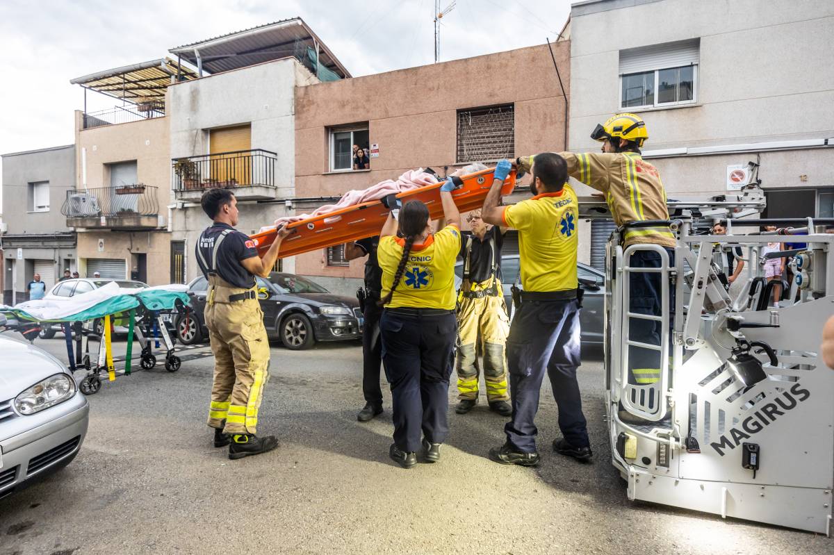 FOTOS | Rescaten per la finestra una dona que havia caigut a casa seva