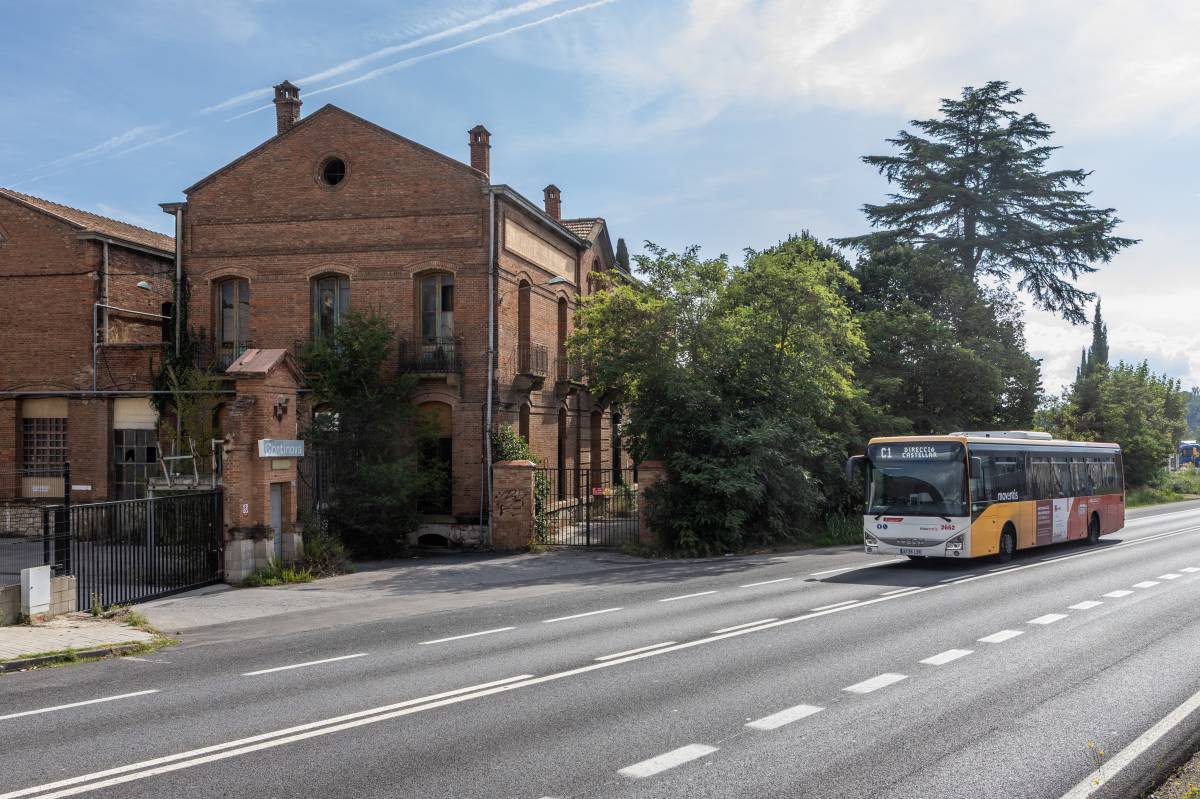 Un autobús de la línia C1 passa pel tram entre Sabadell i Castellar - Juanma Peláez