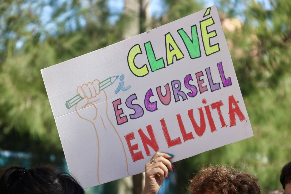 Manifestació contra la fusió d'escoles a Ripollet - ACN