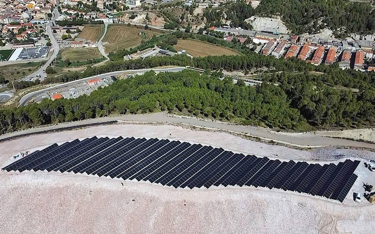 Vista aèria de les plaques solars instal·lades al dipòsit salí vell de Súria - AjSú