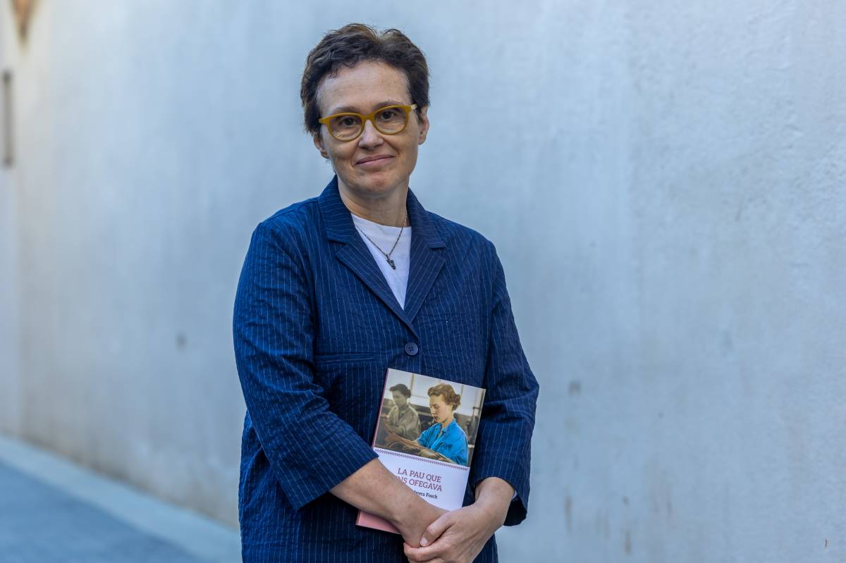 “Escriure una novel·la és abandonar la teva vida i posar-te al fons de la dels personatges”