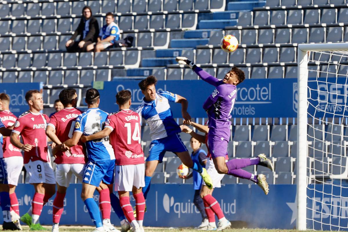 El porter visitant, salvant una de les ocasions dels arlequinats - Juanma Peláez El porter visitant, salvant una de les ocasions dels arlequinats