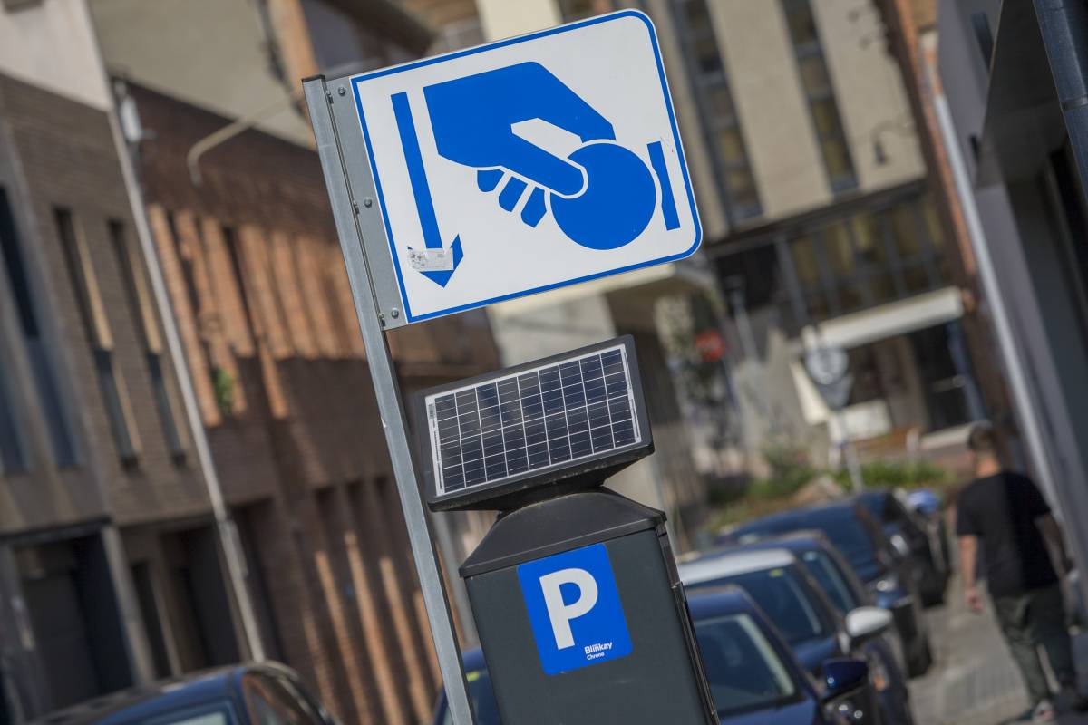 Un cotxe amb càmera “vigila” la zona blava