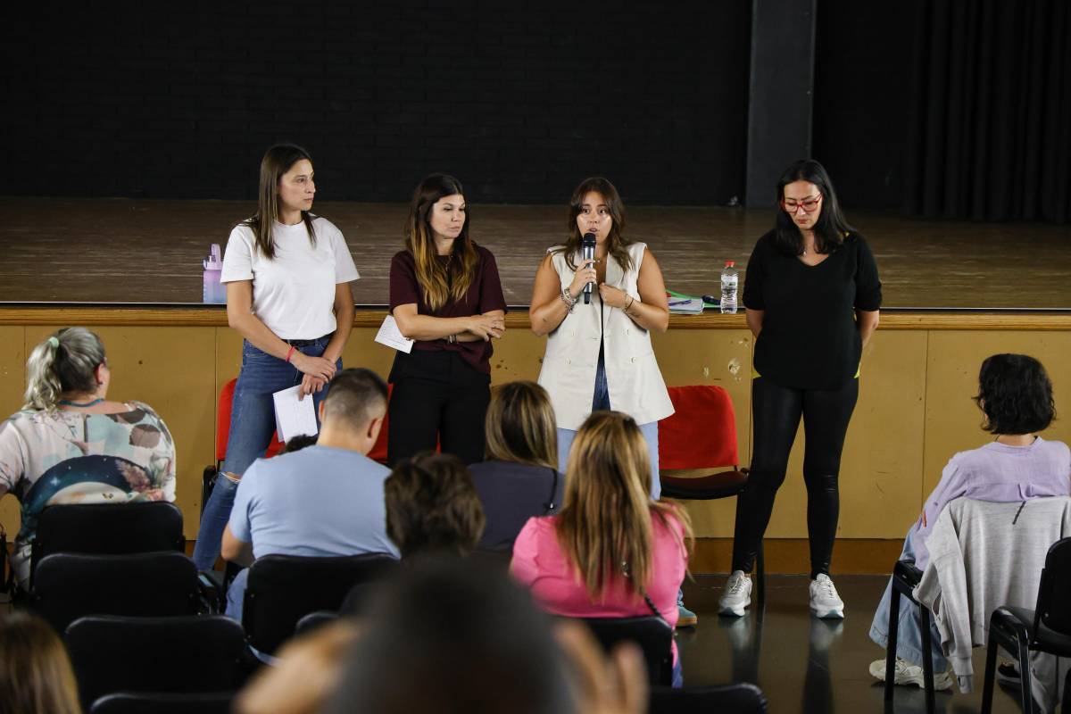 Les portaveus de la plataforma durant l`assemblea - Víctor Castillo Les portaveus de la plataforma durant l`assemblea