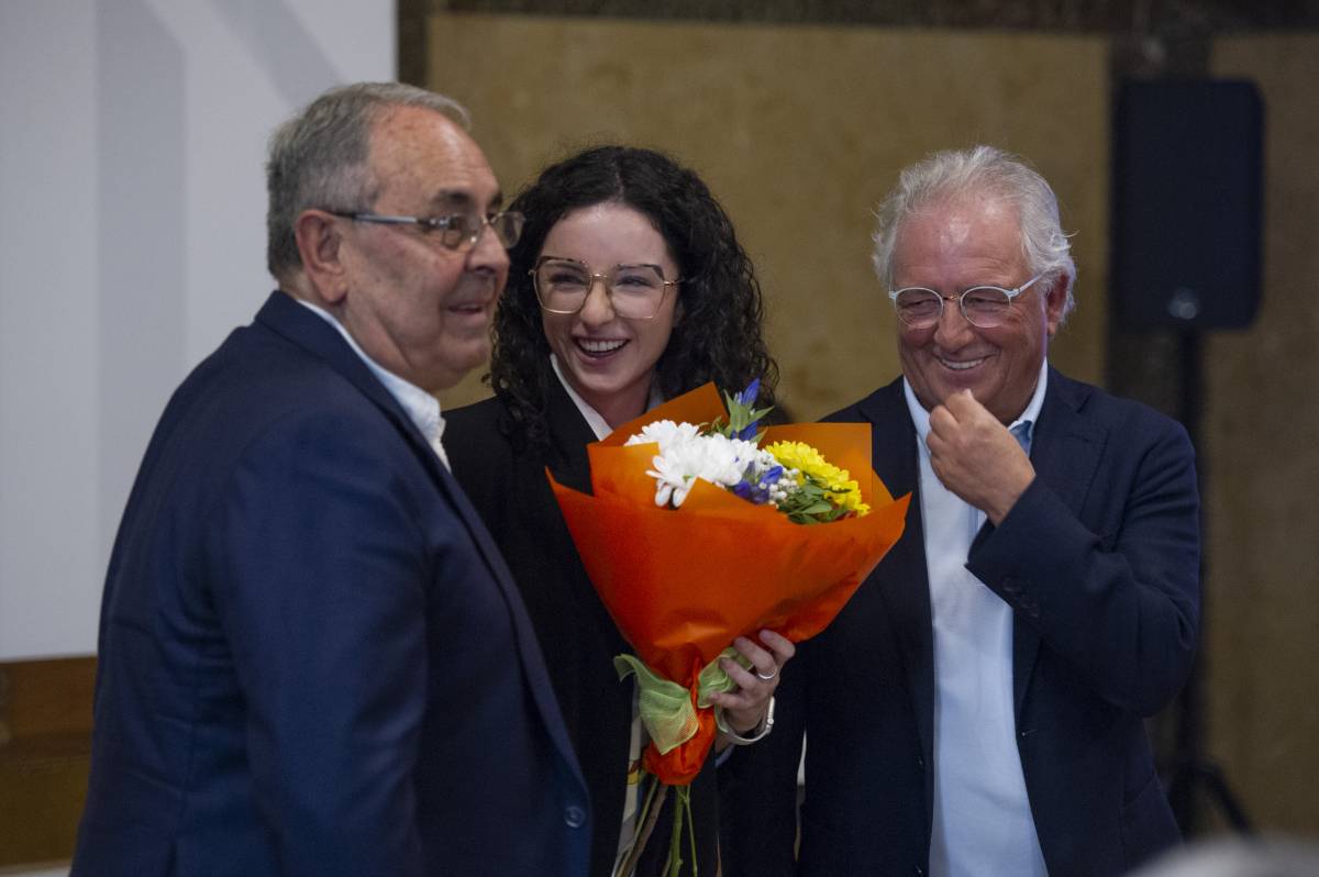 El president de l`AE Mitja Marató, David Otero, amb la filla i el germà de Fanny Sallés - Alberto Tallón El president de l`AE Mitja Marató, David Otero, amb la filla i el germà de Fanny Sallés