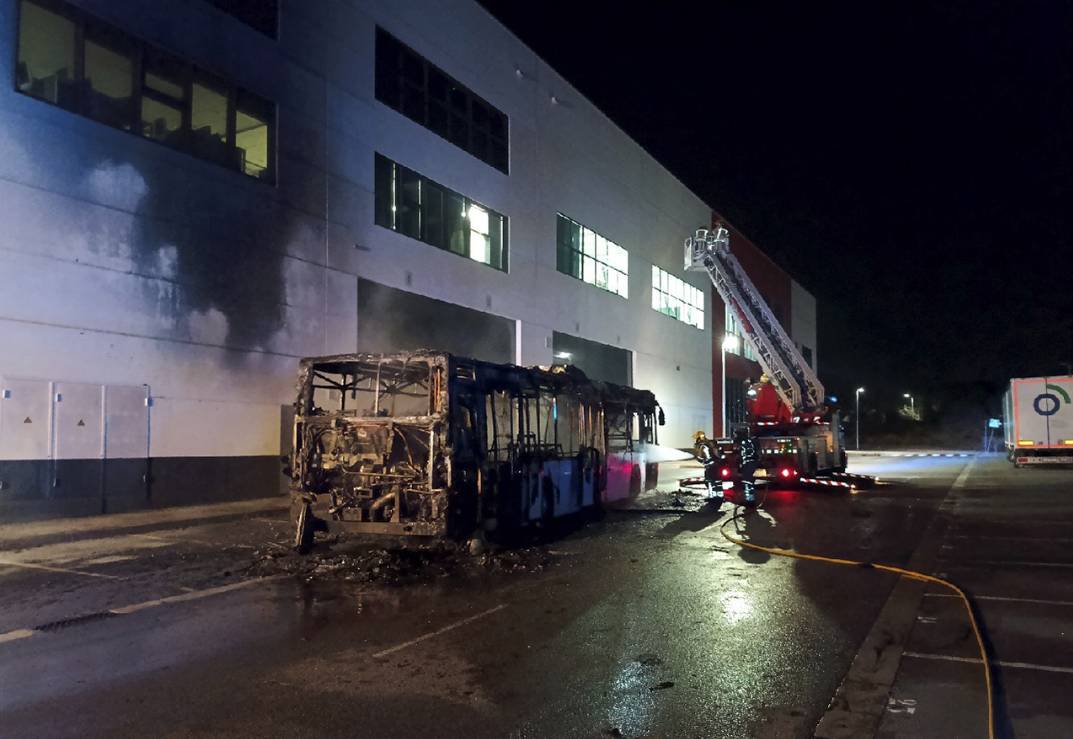L'incendi d'un autobús crema una nau de Sant Pau de Riu-sec