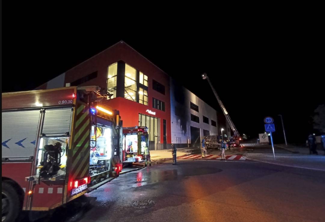 Incendi en una nau industrial de Sabadell - Cedida