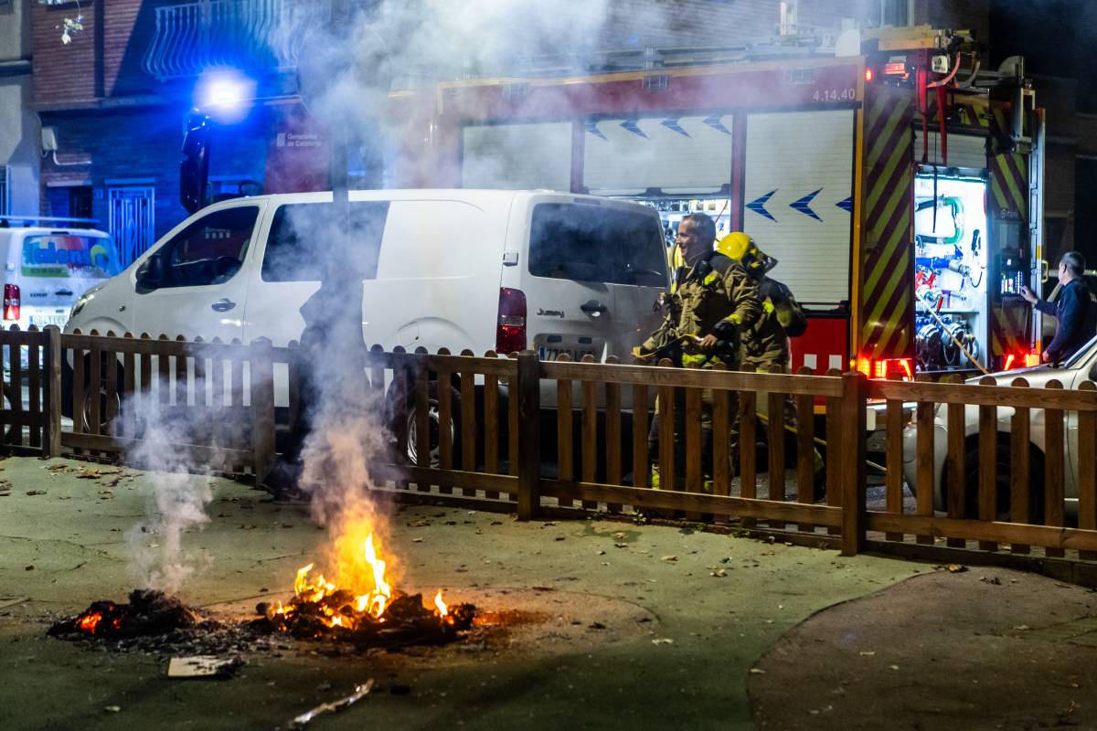 FOTOS | Ensurt per una foguera en un parc infantil de Sabadell