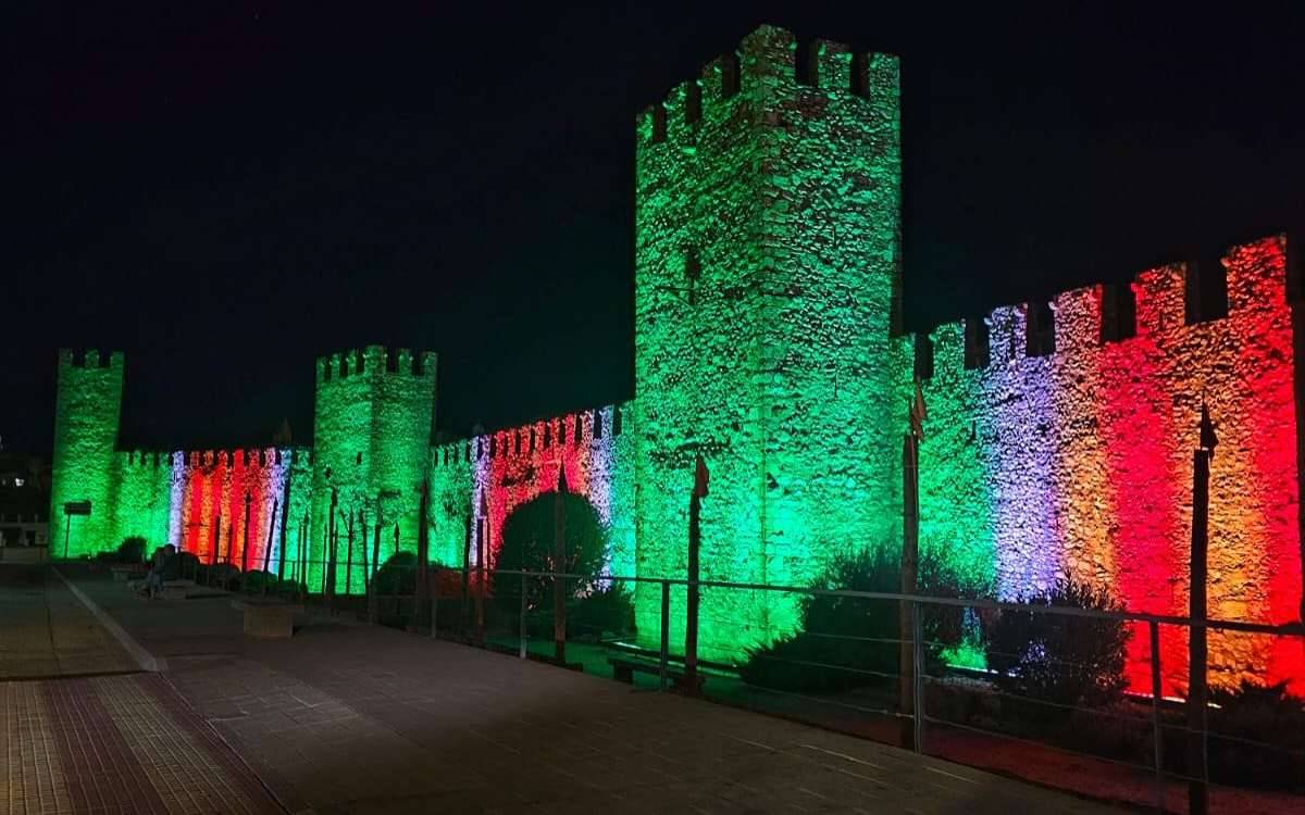 El motiu pel qual la muralla de Montblanc s'ha il·luminat de color verd 