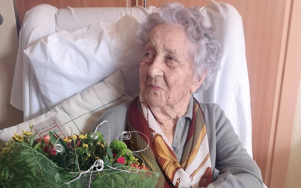La persona més vella de Catalunya, Maria Branyas, amb un ram de flors el 2020 - Guifré Jordan