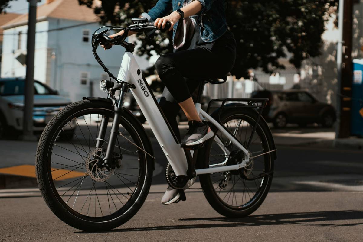 Guia per començar a fer servir la bicicleta elèctrica: consells i beneficis
