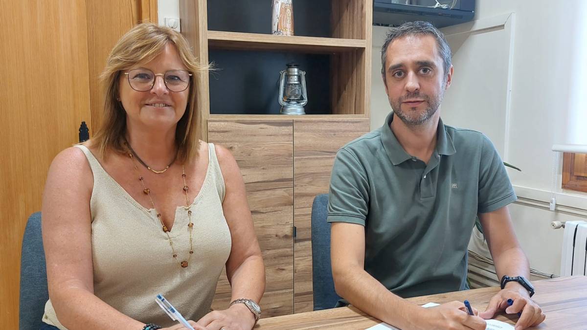 L`alcaldessa de Saldes, Dolors Jiménez, i el director d`Agbar Pirineus, Albert Estival, en la signatura del contracte