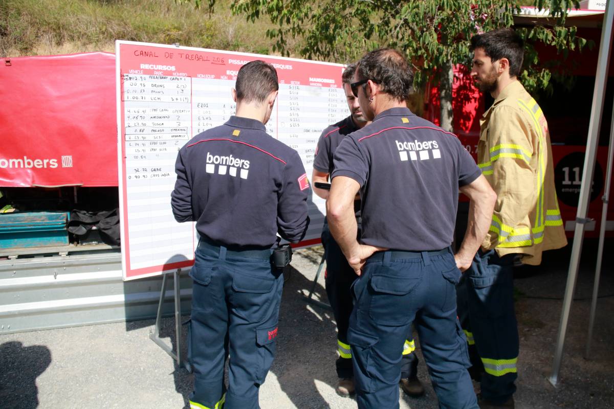Els bombers treballant el recerca - ACN
