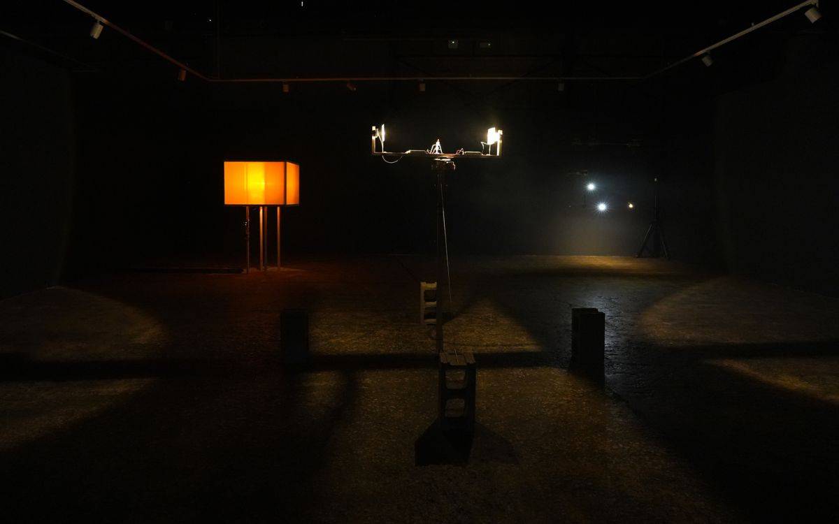 Últims dies per visitar l'exposició 'Fars i balises' de Josep Poblet al Tinglado 2 del Moll de Costa