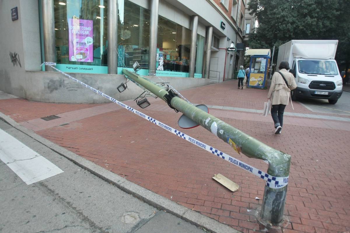 Un camió tomba un fanal i trenca l’aparador d’una botiga al carrer Major