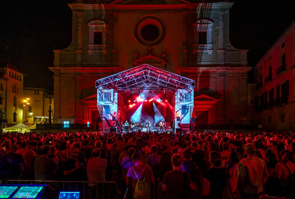 Setembre 2025 a Osona i el Lluçanès: concert de Música Viva de Vic a la plaça de la Catedral.