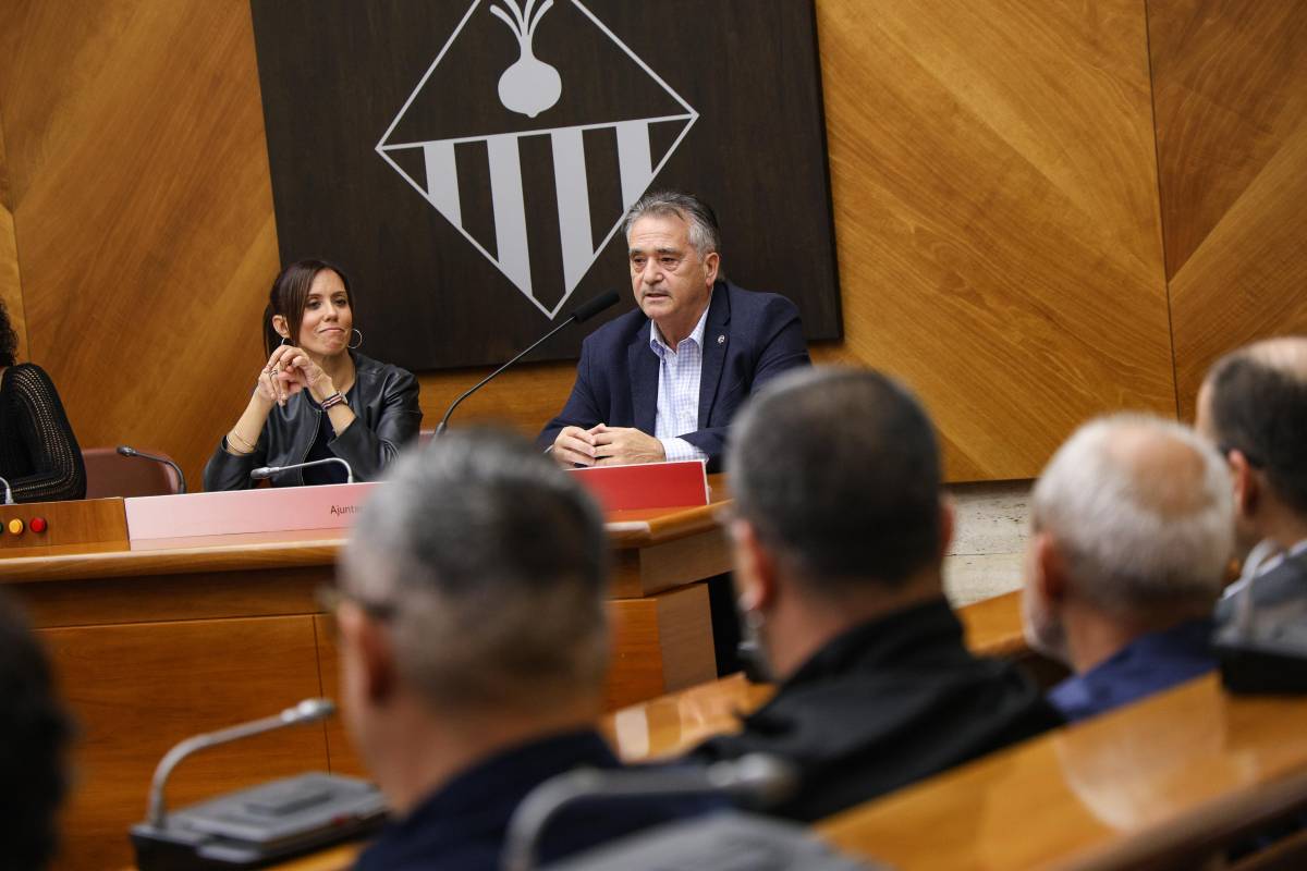 Marta Farrés i Lino Gutiérrez, representant de l`Associació de Clubs, presidint la taula