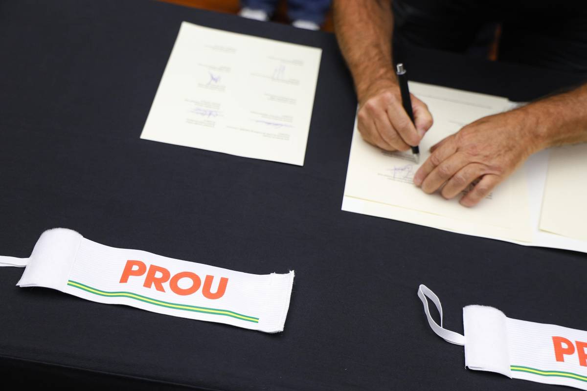 Una de les signatues de l`acord amb el braçalet contra violència