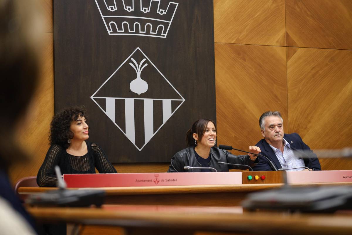 Montse González, Farrés i Gutiérrez, a la taula principal de saló