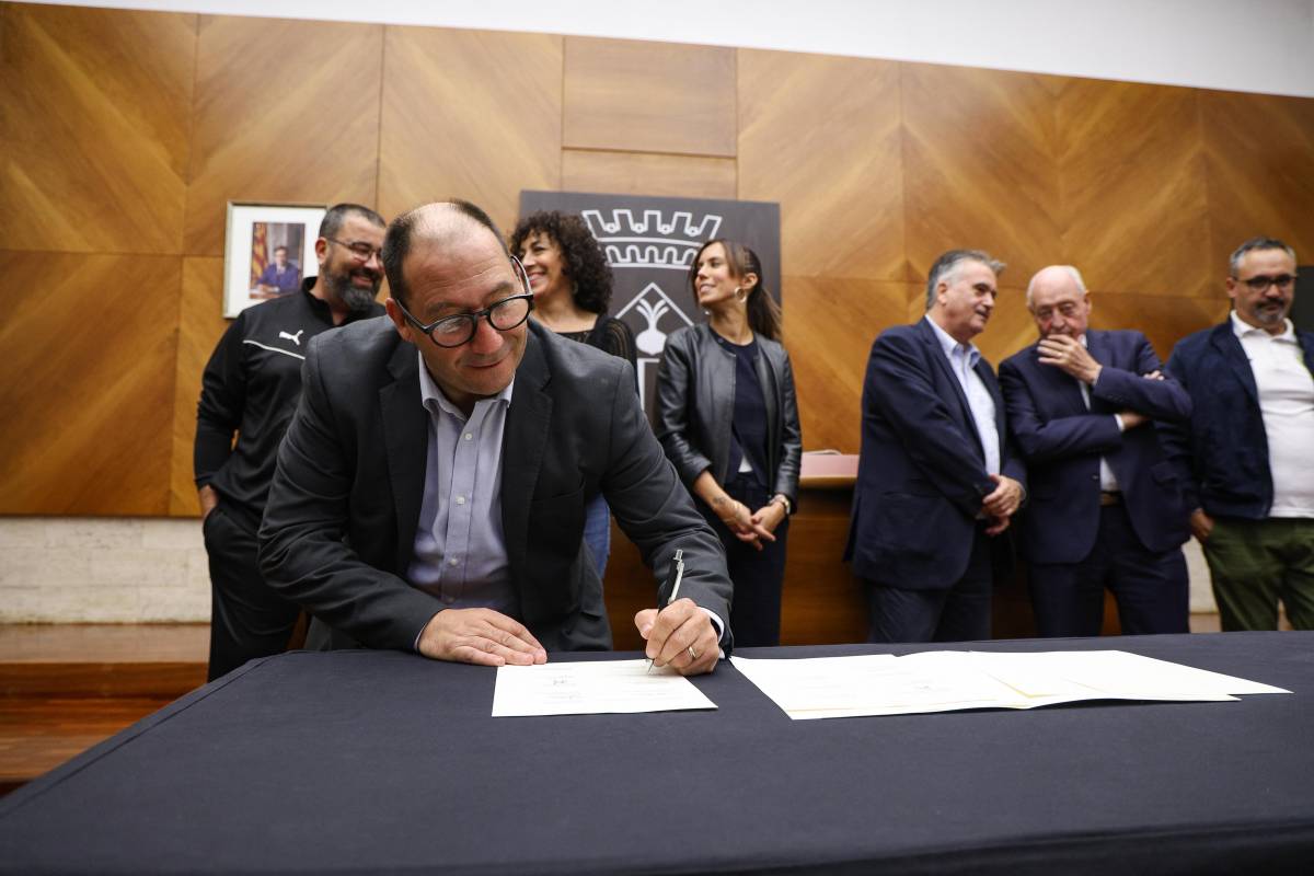 El president del Can Rull, Santi Ribalta, signant l`acord