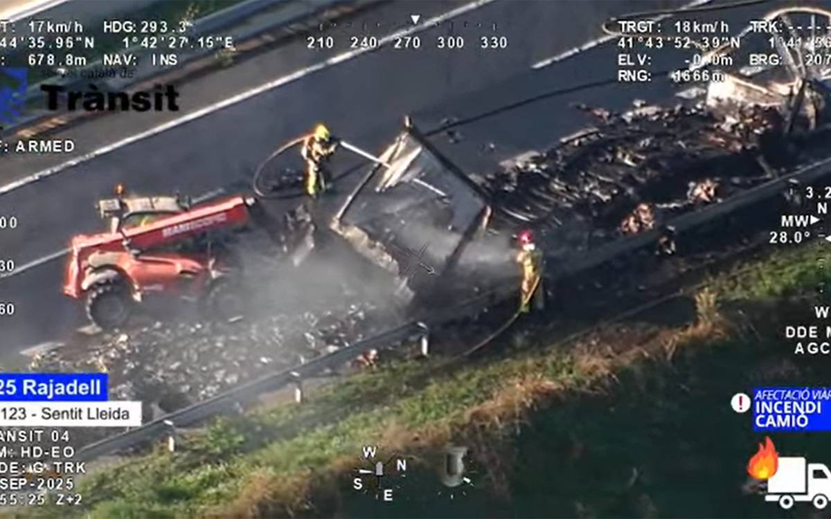 Un camió es calcina i talla durant hores la C-25 a Rajadell