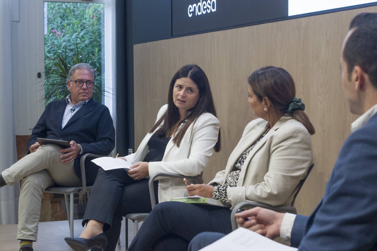 Ignasi Rafel, Núria Betriu (Pastisart) i Laia Guilera (Manusa), durant el Fòrum Cecot