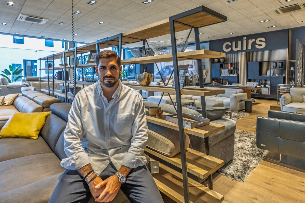 Víctor Orenes, de Cuirs Sofas Sabadell - 