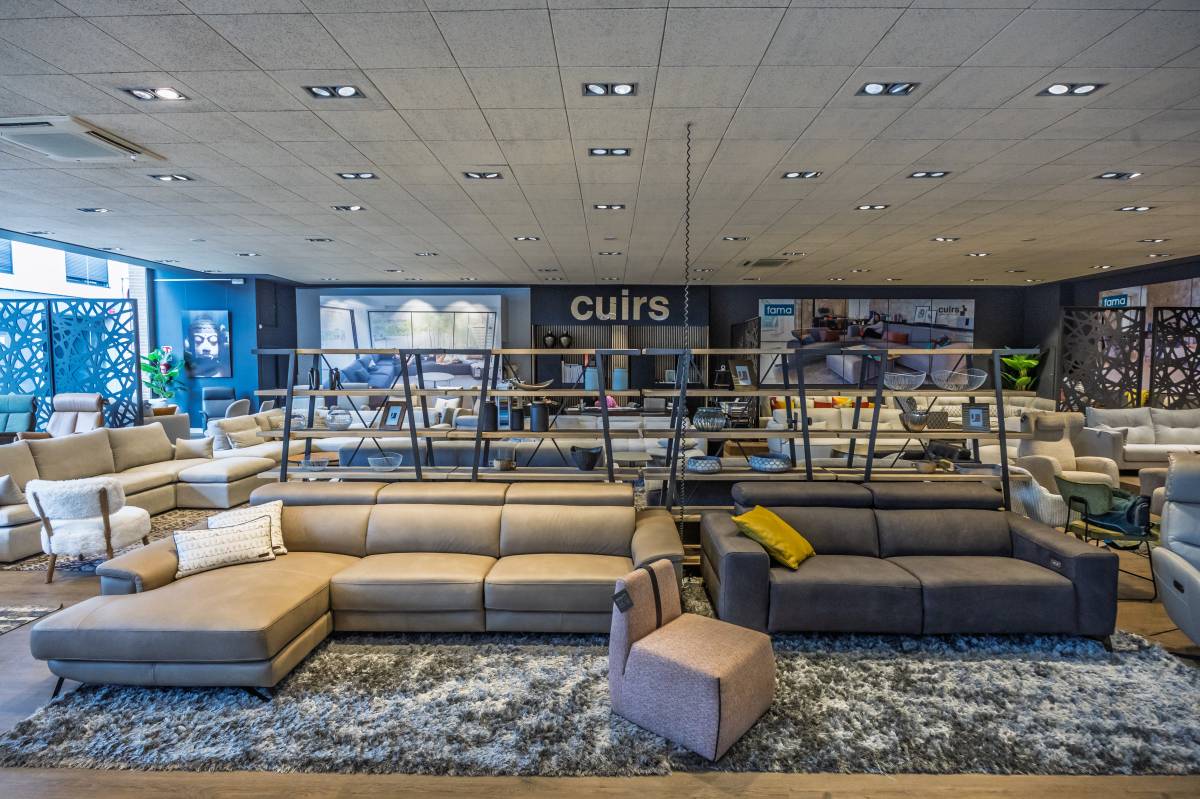Cuirs Sofas Sabadell, a la Ronda Ponent - JUANMA PELÁEZ