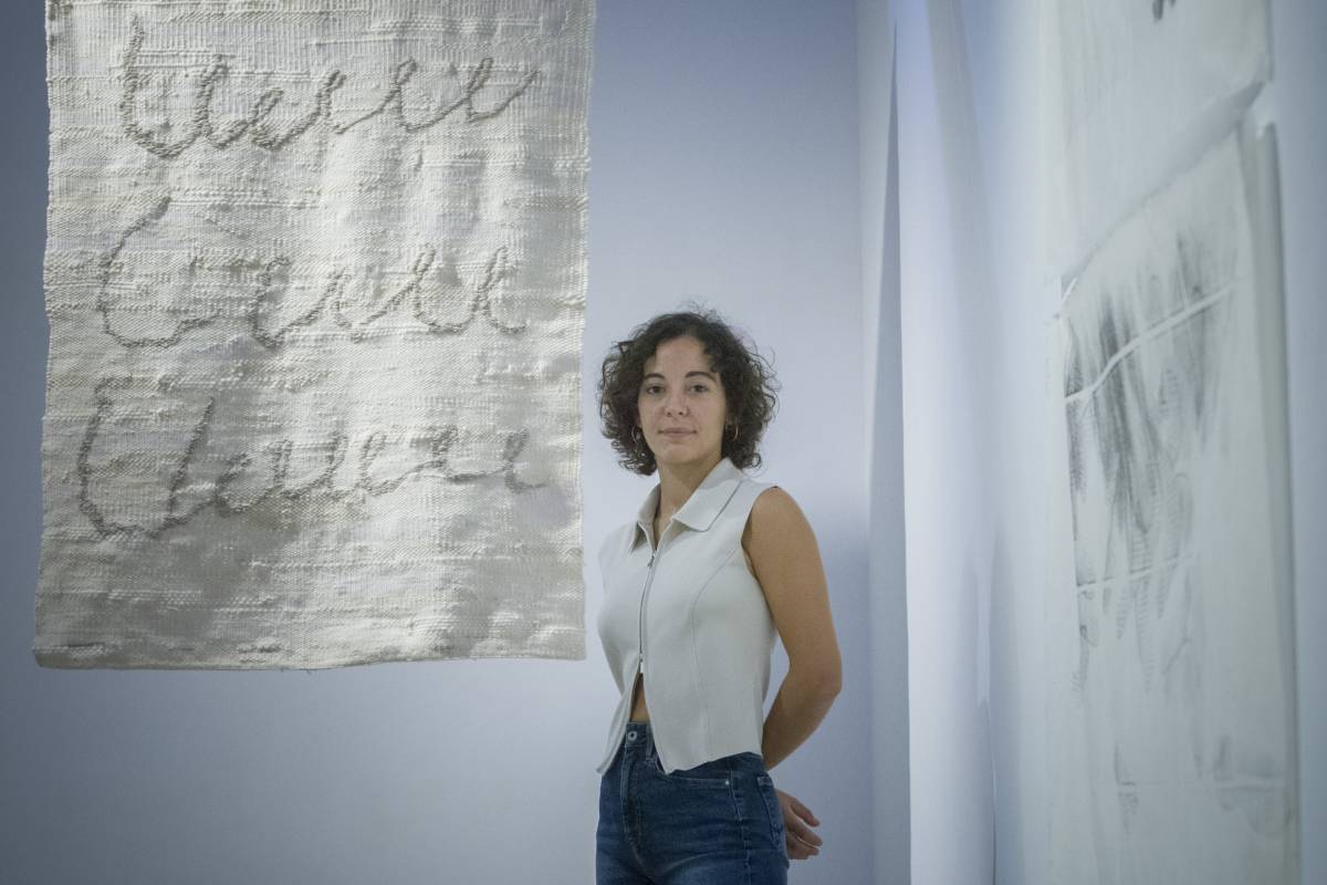 L'artista, guanyadora d’una beca Terrassa Crea 2024, a la seva exposició - Nebridi Aróztegui