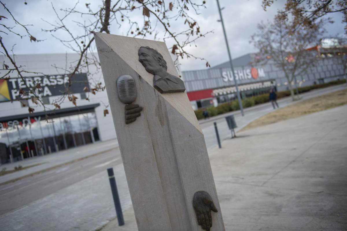 Està fet amb pedra de la Sénia, es va inaugurar el 23 de setembre de 2012 i és obra de l’escultor Pere Puntí - Alberto Tallón
