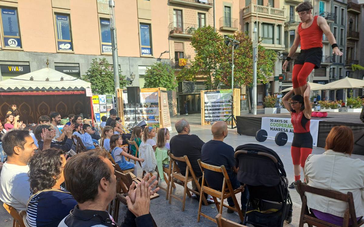 Actuació de Pallas@s en Rebeldía durant l'aniversari del Consell Municipal de Solidaritat - Pere Fontanals