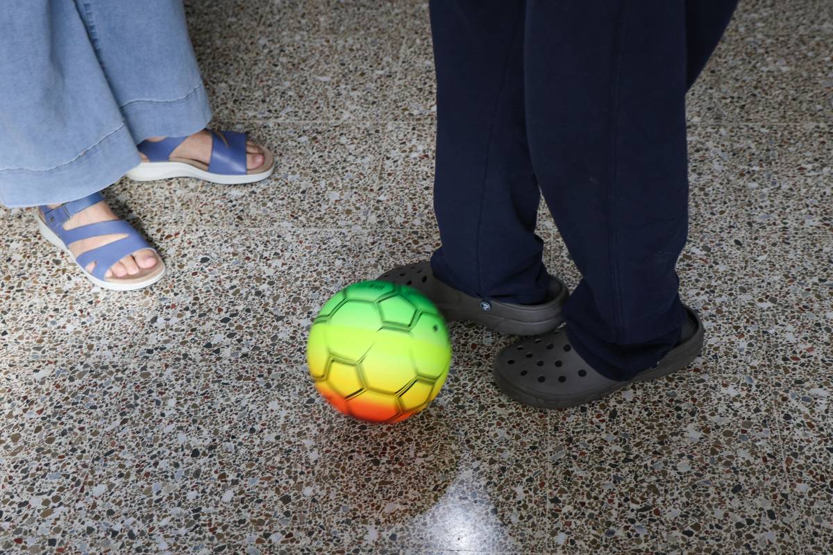 Amb una pilota fomenten la mobilitat de les cames de l`Artur