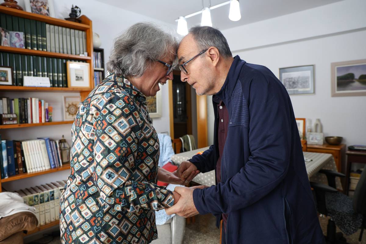 “Cada vegada que hi ha una baixada t’has d’adaptar”: la vida de la Ramona cuidant l’Artur, amb Alzheimer