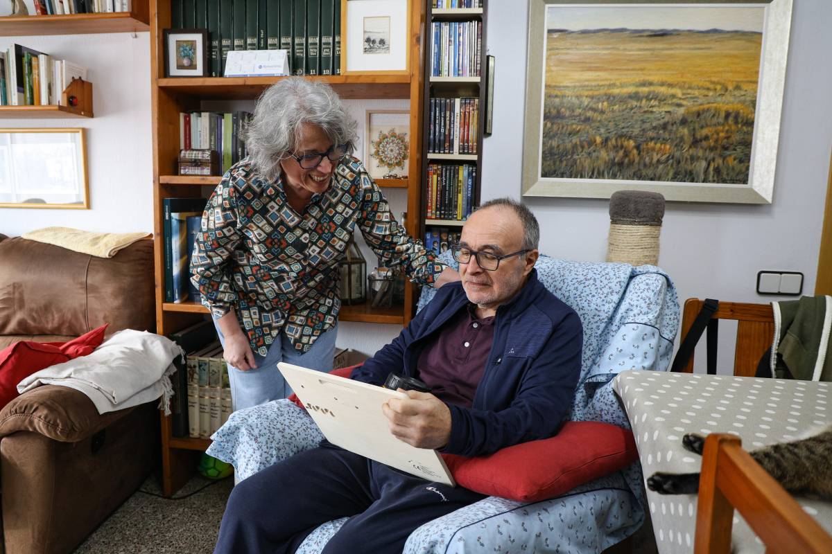 La Ramona i l`Artur mirant fotografies de fa anys