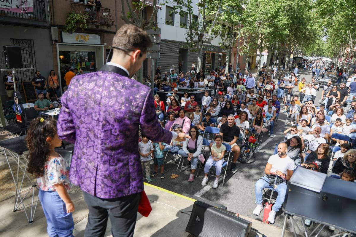 Actuació del mag Alexander Main a l'Eixample - VÍCTOR CASTILLO