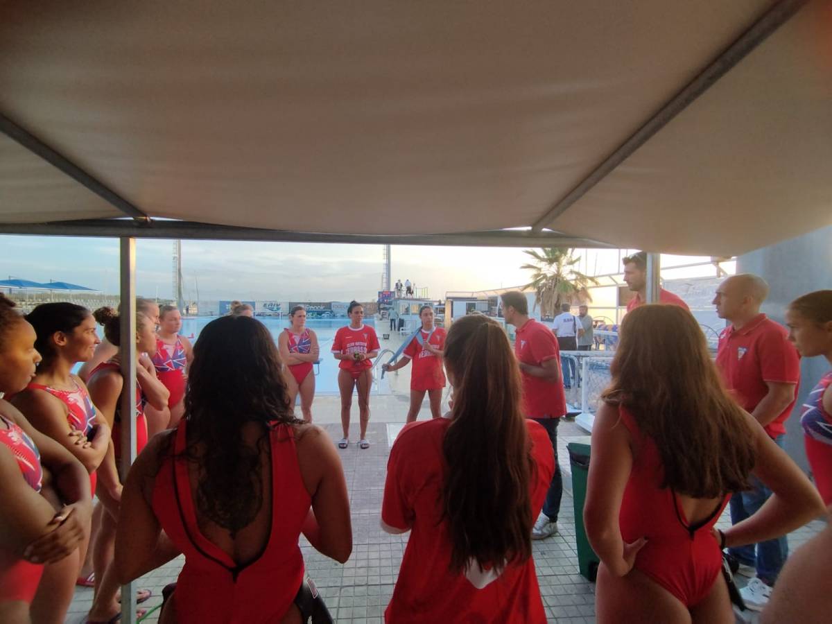 Xavi Pérez, donant instruccions a les seves jugadores en aquesta ronda prèvia de la Champions - 