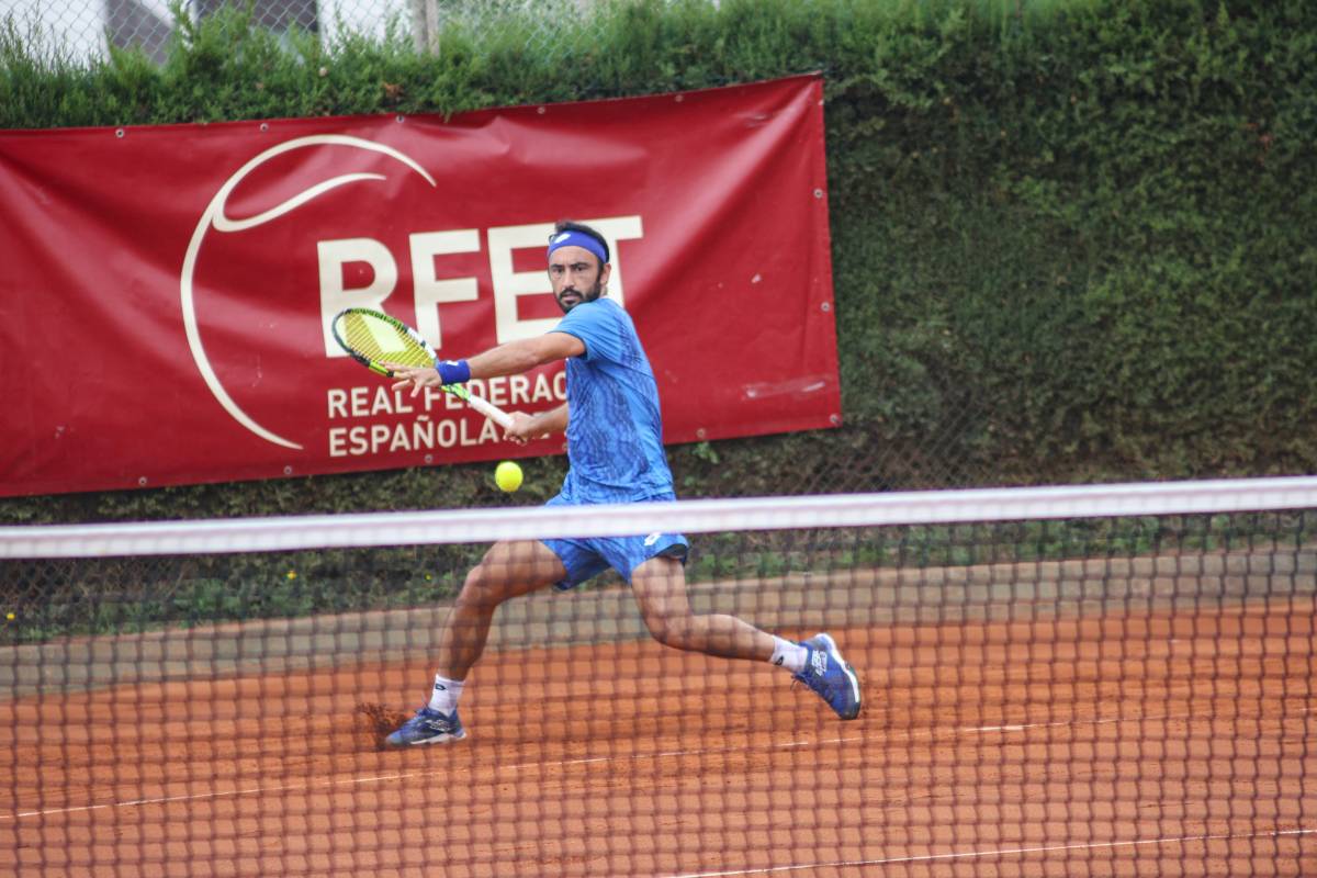 Giustino, durant el partit a la pista central