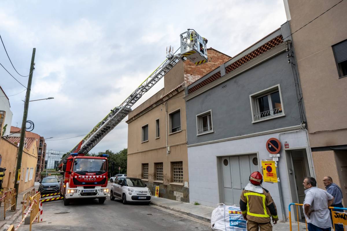 El trencament d’una biga obliga a desallotjar un veí a Sabadell
