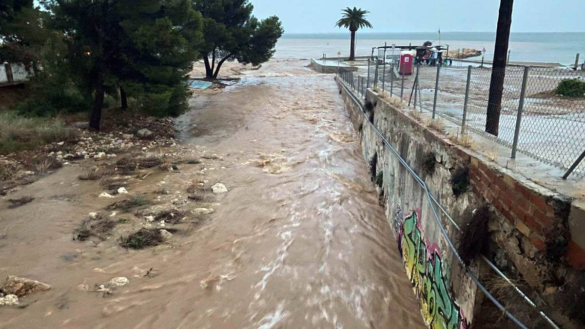 La pluja torrencial obliga a suspendre les classes al Montsià i el Baix Ebre