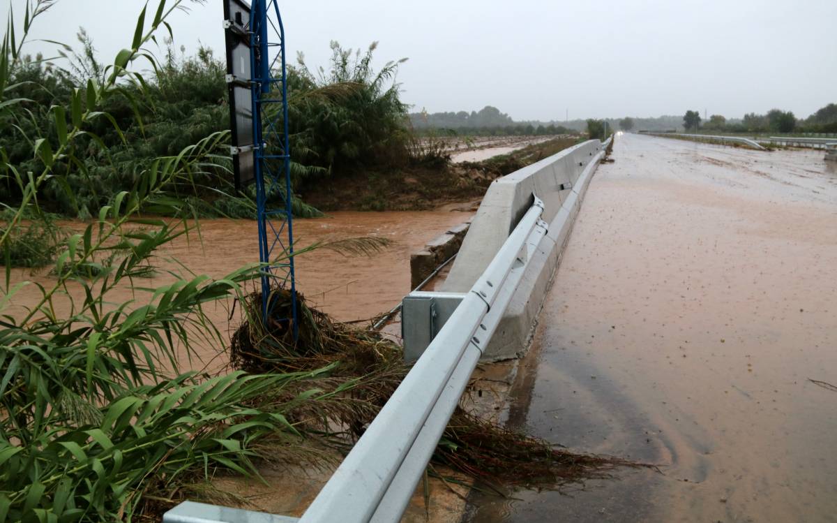 El temporal paralitza les Terres de l’Ebre: escoles tancades i municipis sense llum