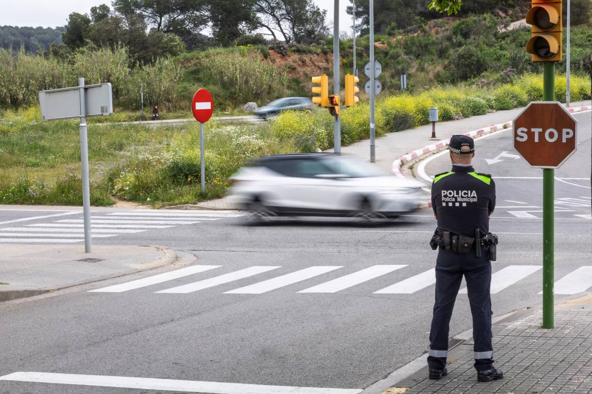 Un policia municipal en un control viari - Juanma Peláez
