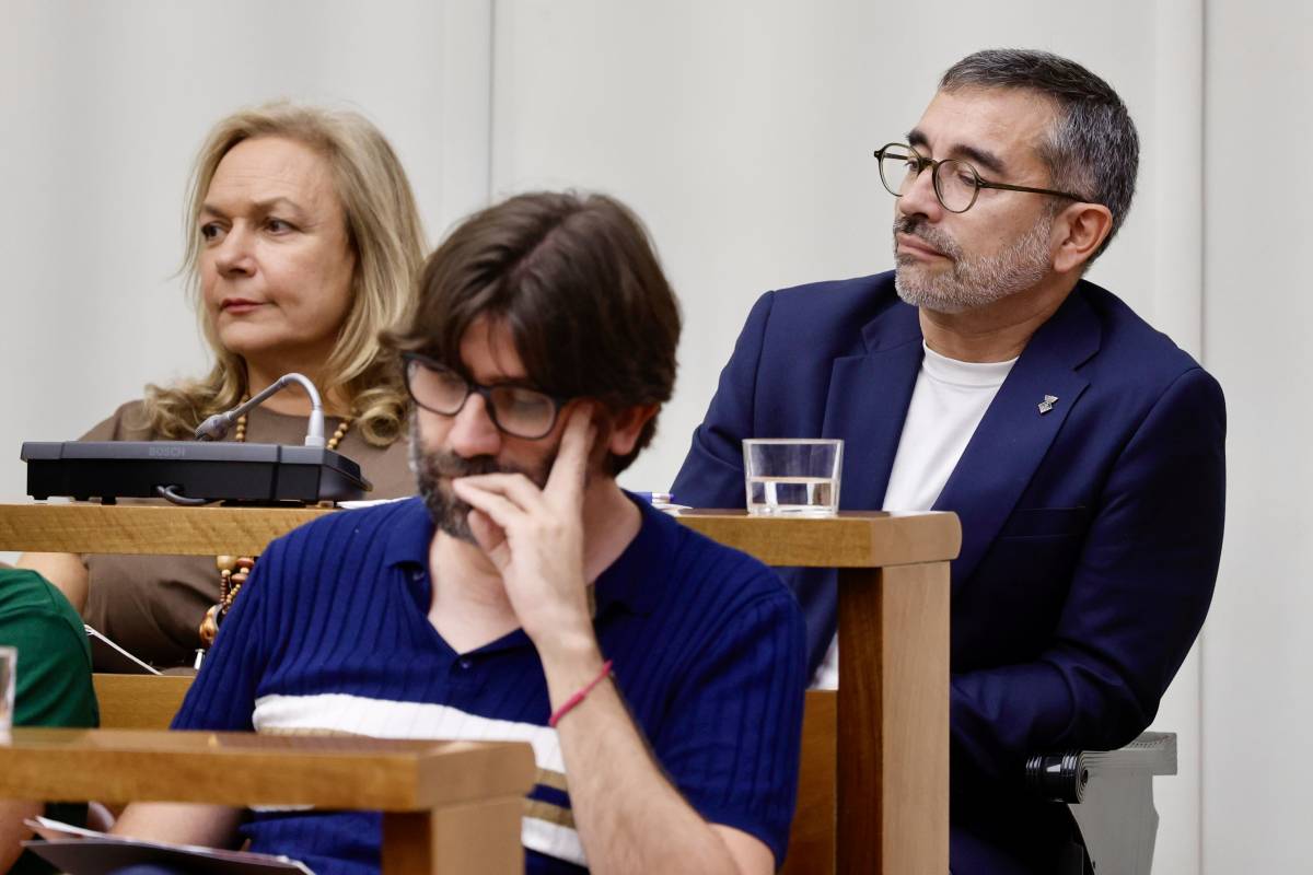 FOTOS | Gabriel Fernàndez s'estrena com a regidor en solitari al ple de Sabadell, assegut al costat del PP